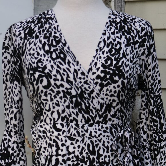 Scoop Black White Animal Print Ruffle Bell Sleeve Rayon Wrap Dress Sz S (4-6) - Picture 3 of 9
